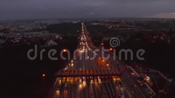 车辆通过收费公路点的交通道路的空中夜景视频的预览图
