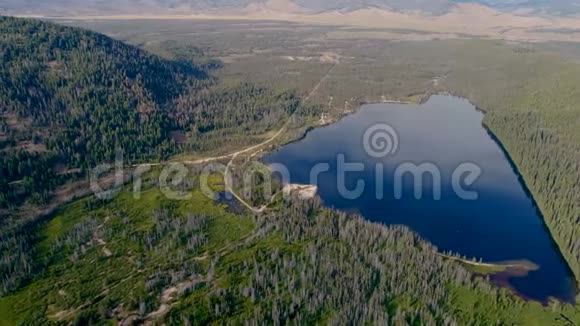 斯坦利湖在夏天充满了水和爱达荷州的山脉背景视频的预览图