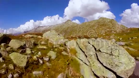 飞越史诗山地风景宁静的自然背景视频的预览图