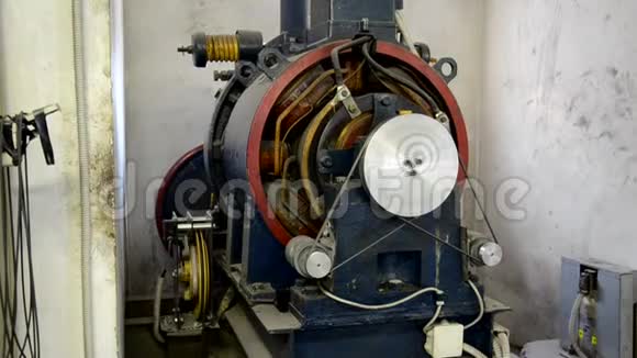 旧电梯发动机在动作视频的预览图