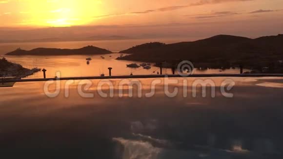 海湾上空金色日落视频的预览图