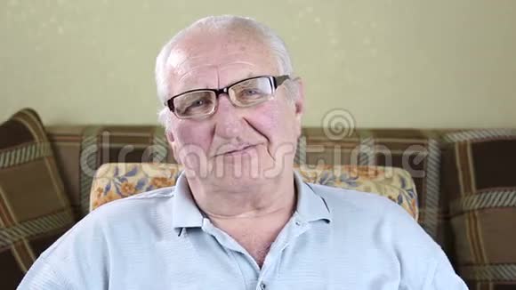 一位老人坐在椅子上戴眼镜视频的预览图
