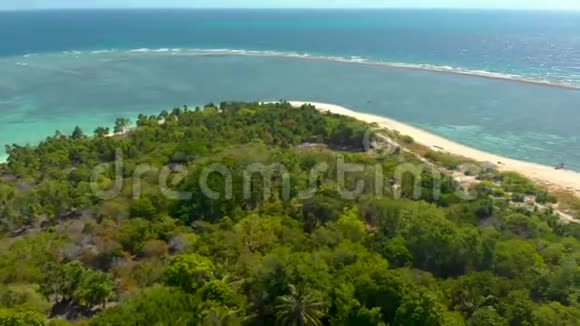 4菲律宾蔚蓝的海水和珊瑚礁环绕的小岛上的鸟瞰图视频的预览图