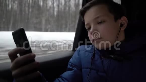 城市出租车中使用智能手机的小男孩视频的预览图