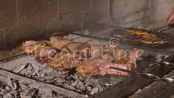 用烤肉串在餐厅里的煤块上烤成的糊状餐厅美丽的内部A视频的预览图