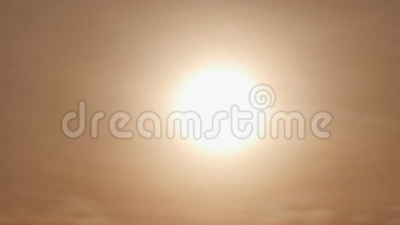 在日出或日落的背景下在远处起飞飞机飞机的剪影飞机视频的预览图