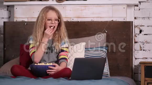 小女孩在笔记本电脑上看动画片视频的预览图