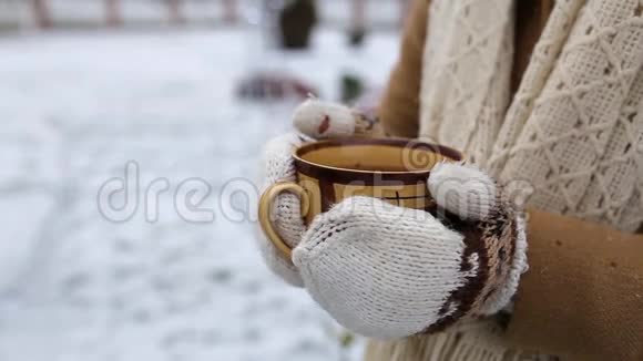 冬天在户外喝茶的女孩视频的预览图