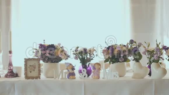 婚礼上摆满鲜花的漂亮装饰餐桌视频的预览图