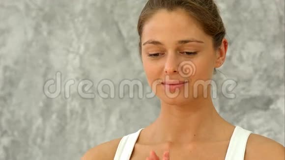 快乐的成熟女人做瑜伽用Namaste手势手看相机视频的预览图