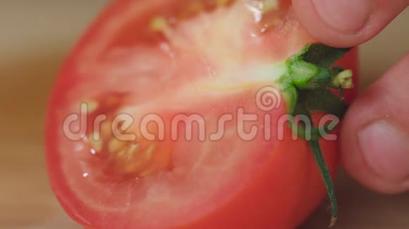 女性手切番茄视频的预览图
