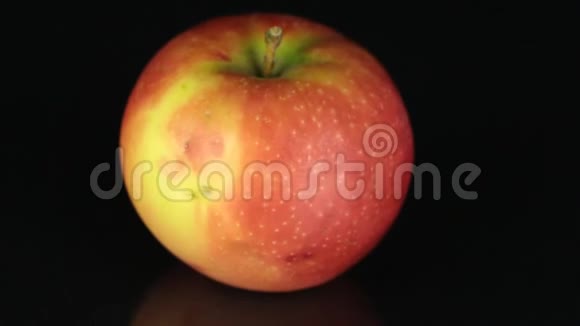 在黑色背景上旋转红苹果水果视频的预览图