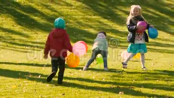 小孩子在户外玩气球视频的预览图