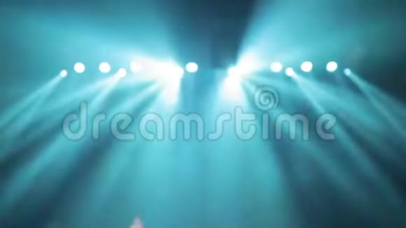 长镜头的场景舞台灯光用彩色聚光灯和烟雾烟雾中的蓝色聚光灯照耀着舞台视频的预览图