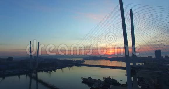 在戏剧性的日落背景下鸟瞰金桥视频的预览图