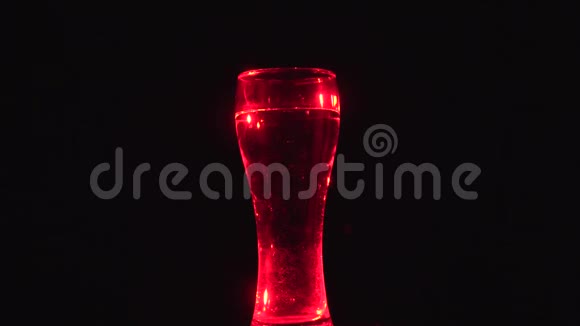 一杯红色的水在旋转红色鸡尾酒酒吧概念视频的预览图