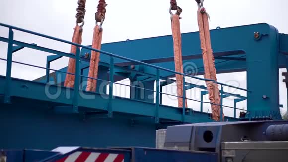 起重机提升沉重的铁细节剪辑工业铁大型金属龙门起重机安装在支架上的吊钩视频的预览图