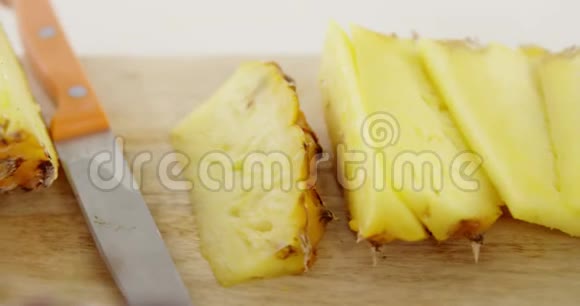 木桌上的切片和菠萝减半视频的预览图