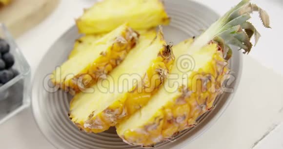 切片和半片菠萝在盘子里视频的预览图