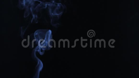 黑色背景上的一条蓝色烟雾视频的预览图