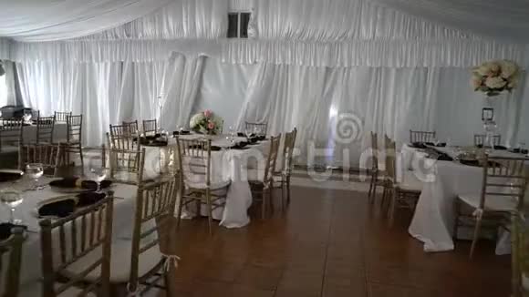 漂亮的服务精致的婚礼餐桌装饰视频的预览图