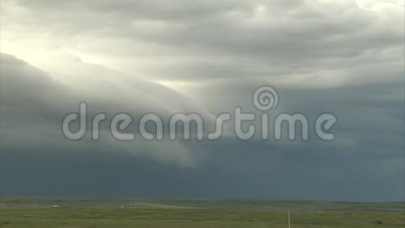 疯狂的风暴云覆盖着绿色的风景视频的预览图