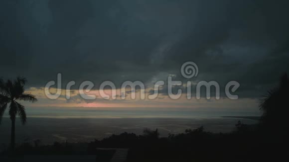 乌云在海滩上翻滚日落时分视频的预览图