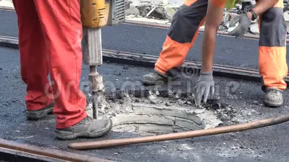 混凝土断路器工人气动锤视频的预览图