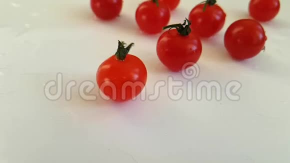 西红柿成熟健康卷亮水浇维生素慢镜头拍摄湿摔视频的预览图