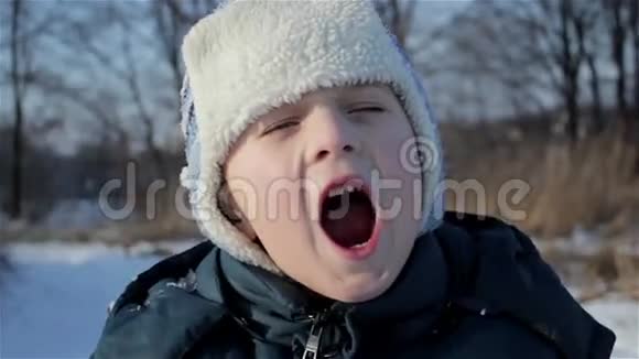 冬天男孩尖叫视频的预览图
