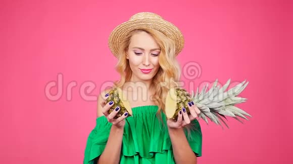 时尚夏季肖像年轻漂亮的女人拿着两个大甜菠萝视频的预览图