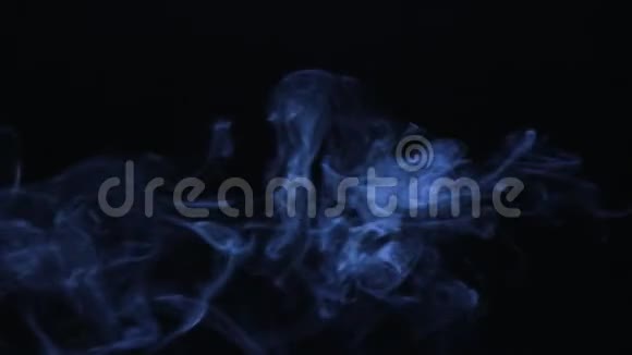 黑色背景下的蓝色烟雾俱乐部美丽美丽视频的预览图