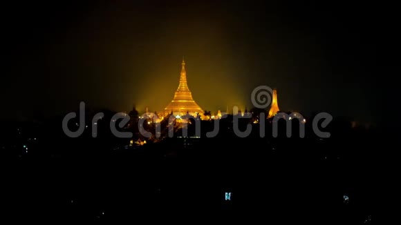 缅甸仰光夜晚的金雪视频的预览图