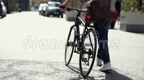 在户外骑自行车散步的成年男子的特写镜头视频的预览图