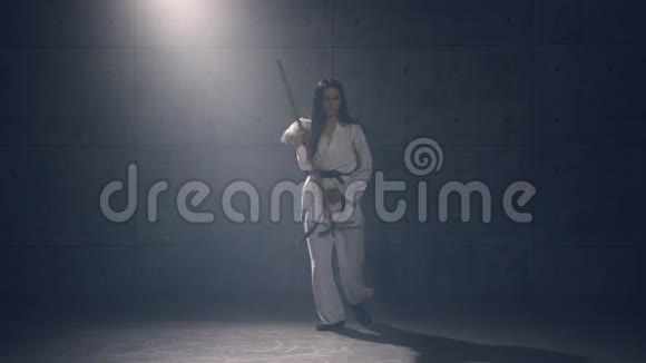 和服中练习武术的年轻女子视频的预览图