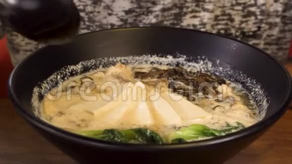 吃亚洲汤和豆腐视频的预览图