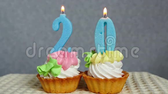 20年的生日蛋糕和蓝色数字蜡烛视频的预览图