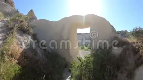 在卡帕多西亚的爱谷和白谷拍摄徒步旅行视频的预览图