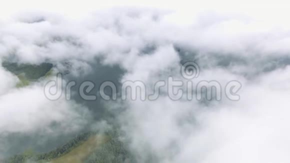 美丽的鸟瞰移动的云彩在美丽的景观视频的预览图
