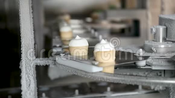 用冰淇淋填充晶片杯冰淇淋生产线香草冰淇淋冰淇淋生产线视频的预览图