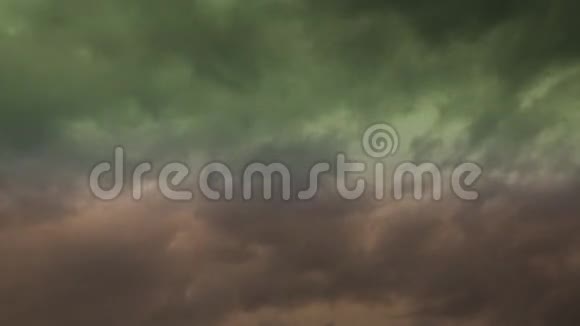 在暴风雨的日落中色彩丰富的云在时间流逝中被射杀视频的预览图