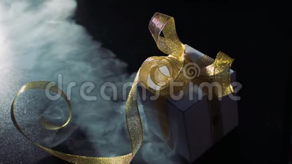 礼品盒配金丝带和烟视频的预览图