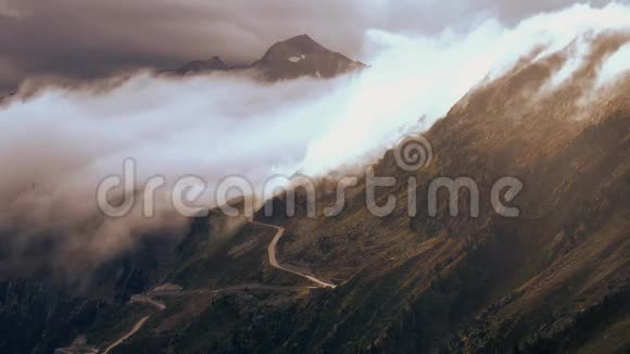 山路自然时光流逝美丽的景观山石视频的预览图