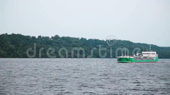 货船沿着伏尔加河行驶视频的预览图
