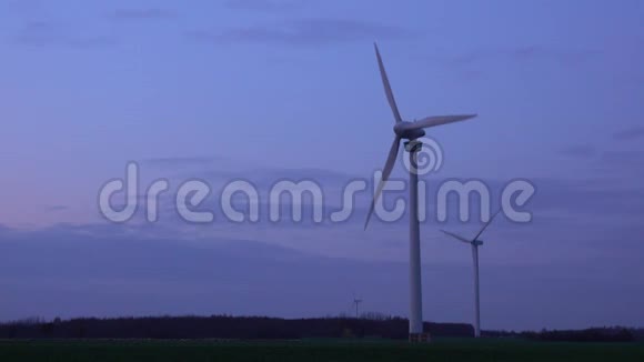 在下萨克森州汉诺威郊区的一个晚上三台现代风力涡轮机在一片土地上产生可持续能源视频的预览图