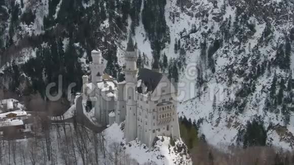 纽什旺斯坦城堡在冬季巴伐利亚阿尔卑斯山德国鸟瞰图视频的预览图