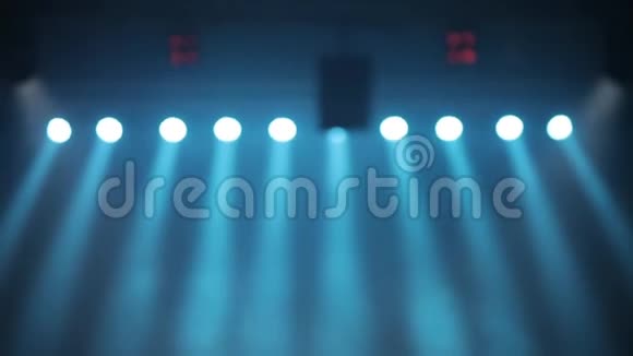 长镜头的场景舞台灯光用彩色聚光灯和烟雾烟雾中的蓝色聚光灯照耀着舞台视频的预览图