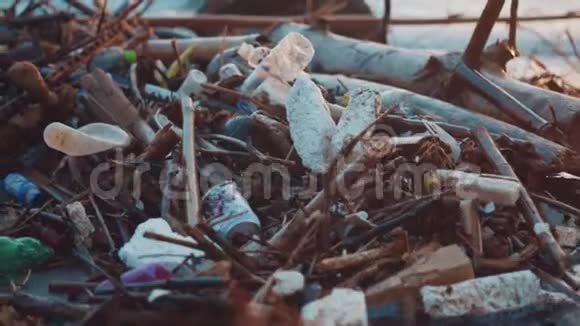 塑料瓶等垃圾倾倒在黑色沙滩上环境污染视频的预览图