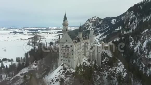 纽什旺斯坦城堡在冬季巴伐利亚阿尔卑斯山德国鸟瞰图视频的预览图