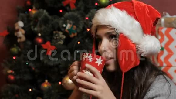 戴着圣诞帽女人喝着饮料视频的预览图